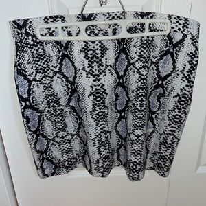 Jupe taille haute grandeur L avec fermeture à zip sur le côté